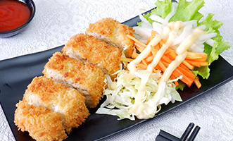 Japanese Curry with Chicken Katsu dalam piring saji yang menarik